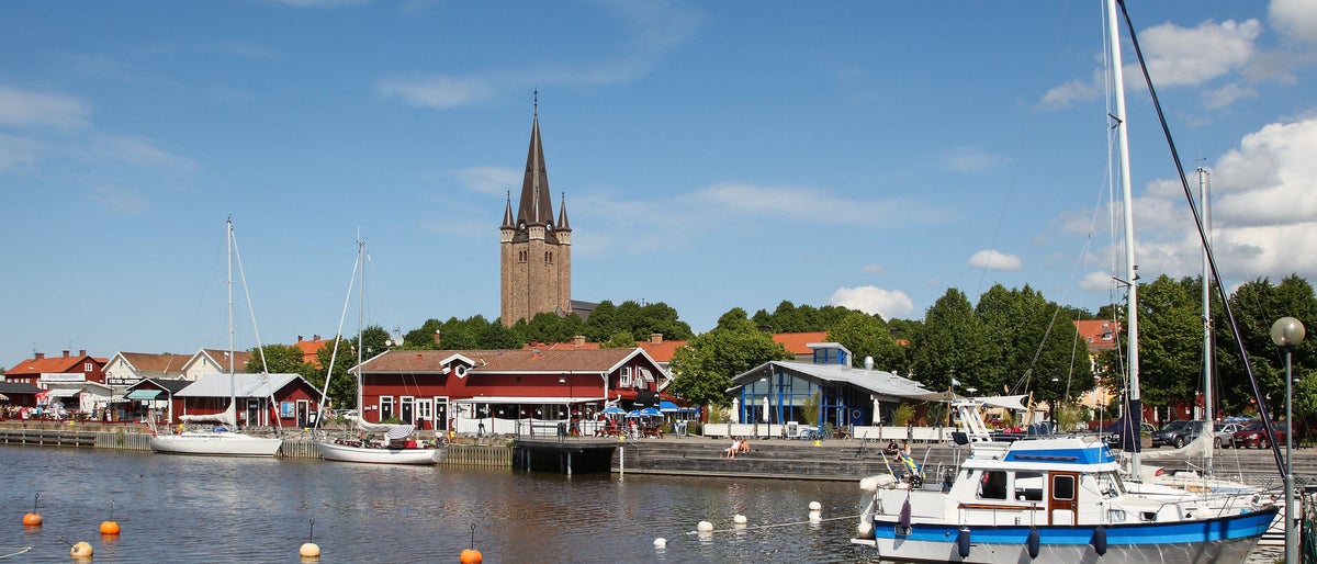 Mariestad is beautifully situated on the  Lake Vänern.  At the harbor there are cafes and several snack bars. Over the port you can see Mariestads landmark, the over 80 meters high cathedral.
