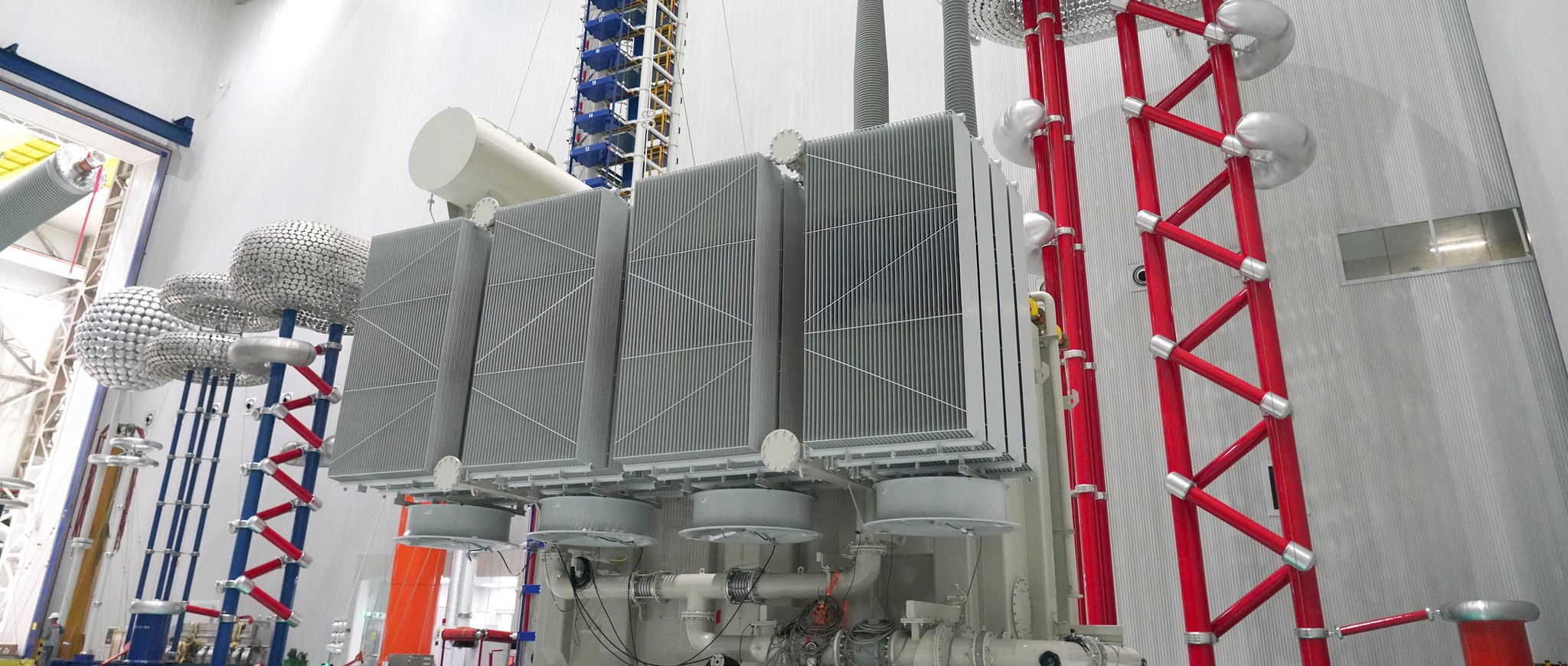 日立エナジーが世界初の765kV天然エステル絶縁油入変圧器の試験に成功