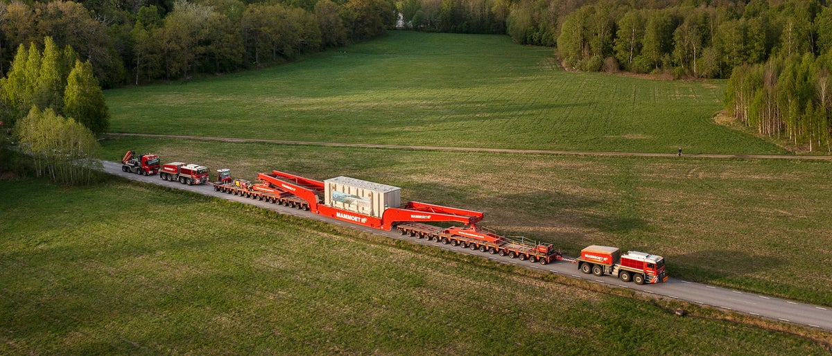 Tung transport från Hitachi. den 106m långa och 757,8 ton tunga transporten från Hitachi fotograferas på vägen söder om Färna.
Foto Jonas Bilberg