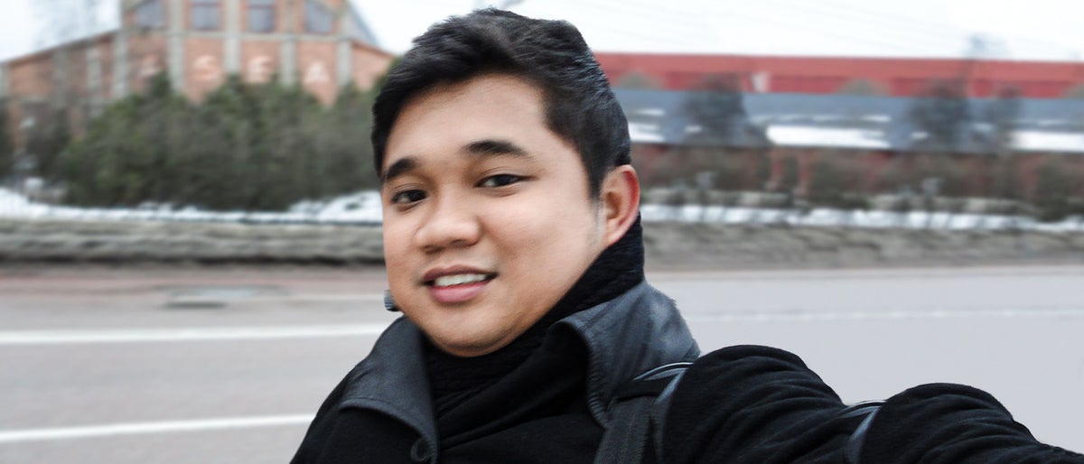 Jon Bagsit taking a selfie in the street