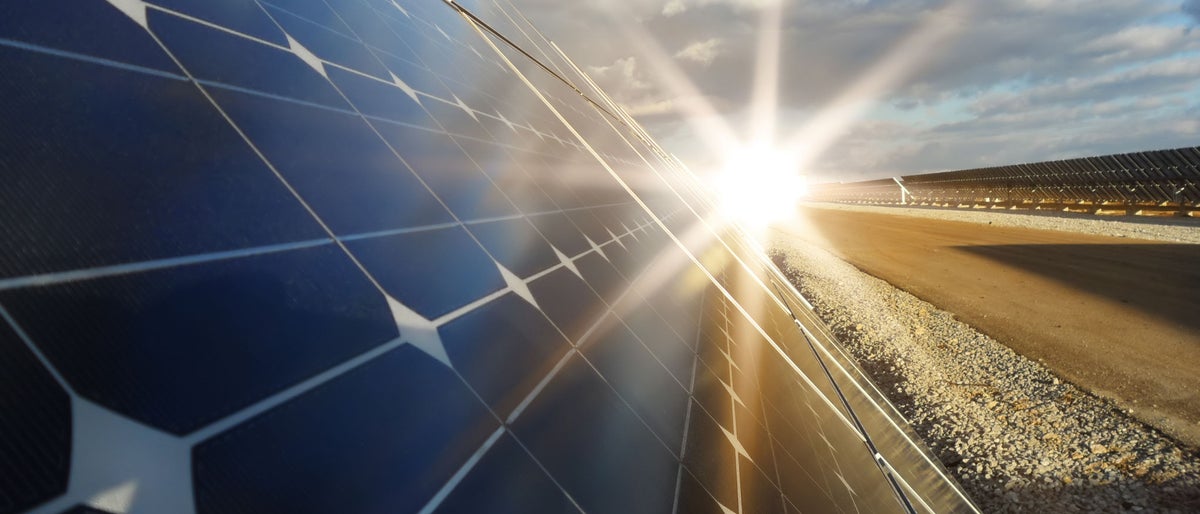 Power plant using renewable solar energy with sun