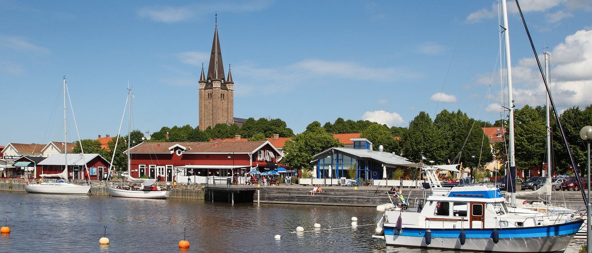 Mariestad is beautifully situated on the  Lake Vänern.  At the harbor there are cafes and several snack bars. Over the port you can see Mariestads landmark, the over 80 meters high cathedral.