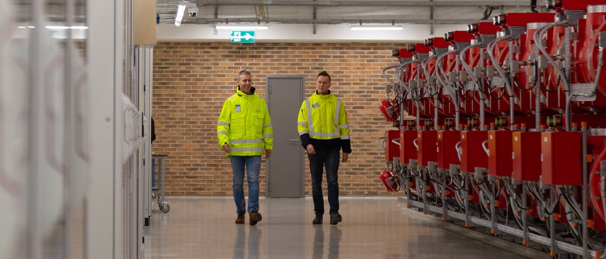 Kuvassa Hitachi Energyn Eetu Sällinen (oik) ja Fingridin Jarmo Henttinen.