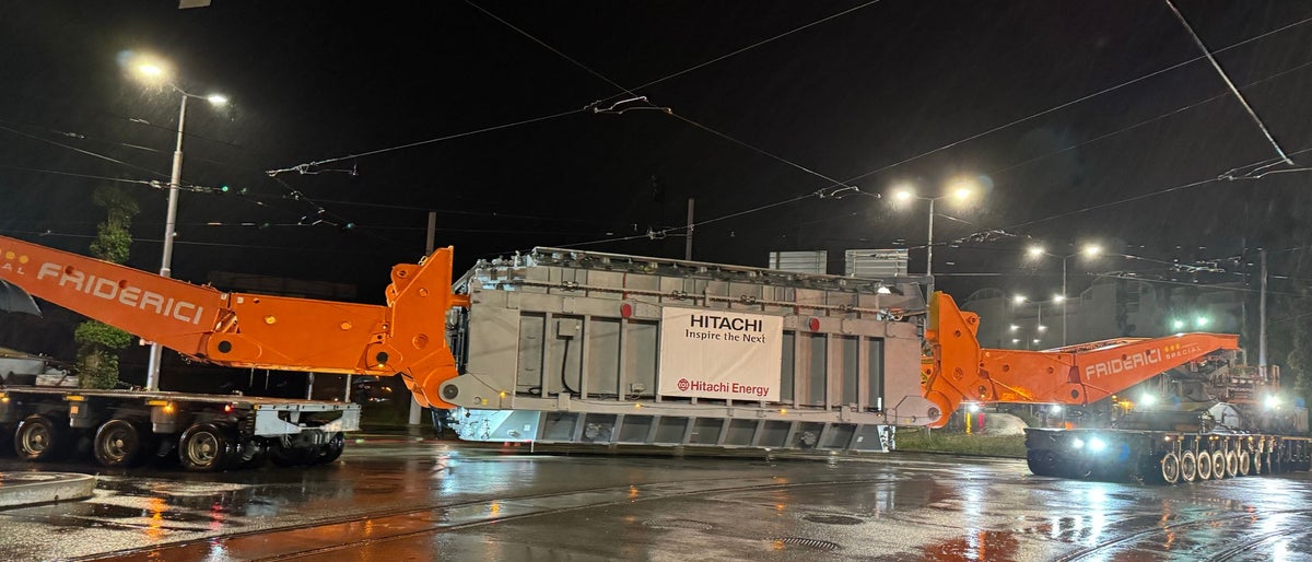 82 meters long, weighing 272 tons: In a spectacular heavy transport, the phase-shifting transformer from Hitachi Energy was delivered from its production site in Germany to Zurich, Switzerland. When fully assembled, it will weigh nearly 400 tons.