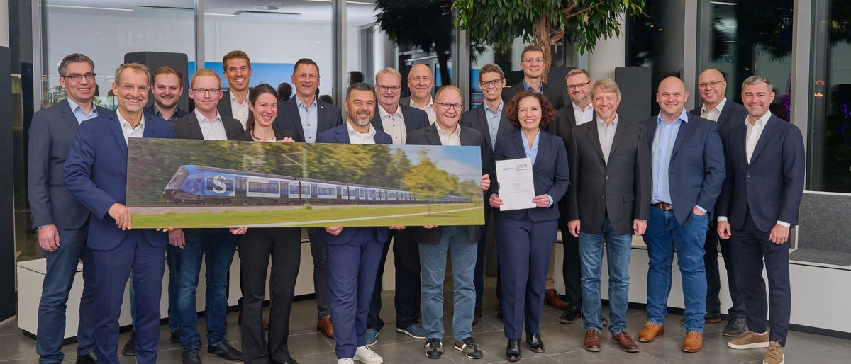 Feierliche Vertragsunterzeichnung zwischen Siemens Mobility und Hitachi Energy (Quelle: Weishart/Siemens Mobility)